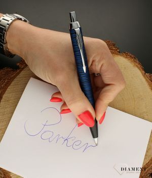 Długopis Parker IM Blue Origin Edycja Specjalna 2073476 DŁUGOPIS 2073476. Długopis, który najchętniej wybierany jest przez studentów i lekarzy. To Parker Czarny z niebieskim wzorem. Długopis Parker idealny na prezent (2).jpg